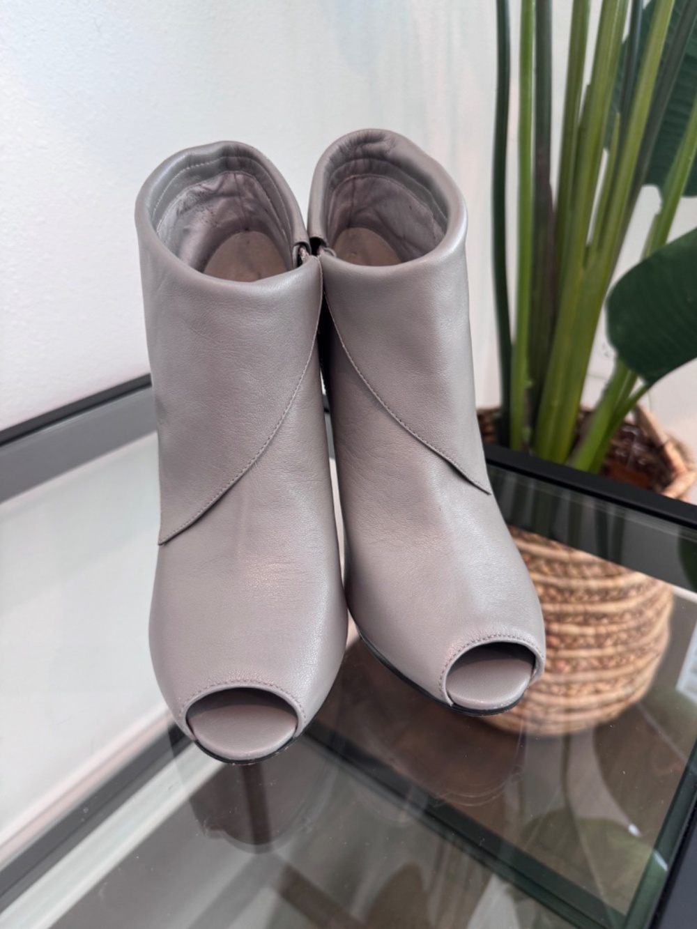 MICHAEL KORS Women’s Kendra Peep Toe Leather Heeled Ankle Booties Size 9.5 - Picture 3 of 16